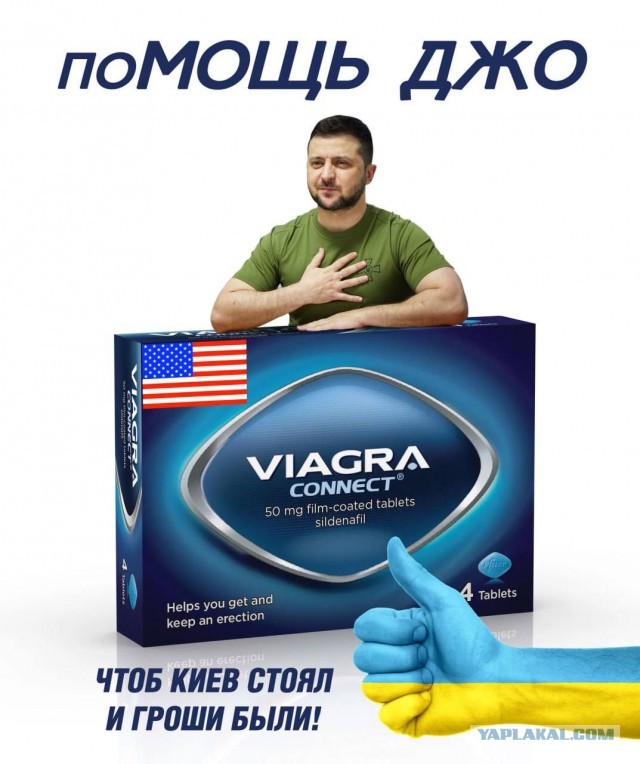 Люди в Берлине несут цветы к российскому танку