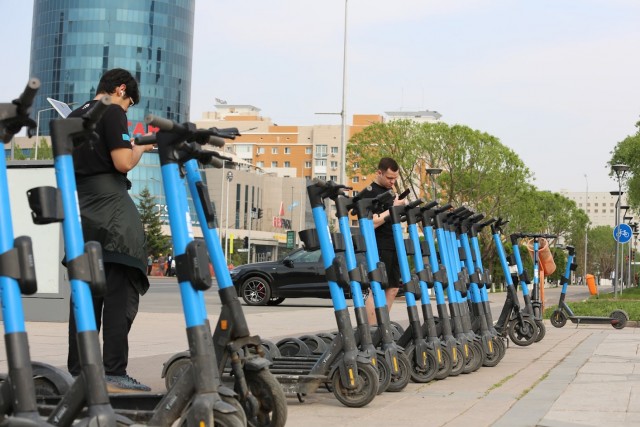 В Казахстане официально закрепили правила дорожного движения для самокатчиков. Теперь права, шлемы, ограничение скорости