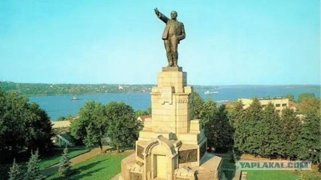 Гигантская голова Ленина