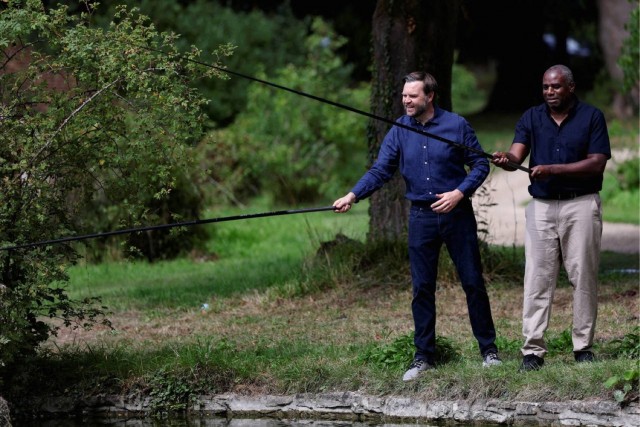 Главе МИД Британии грозит штраф за незаконную рыбалку с вице-президентом США, — Sky