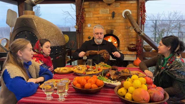 А у жены щёчки красные!
