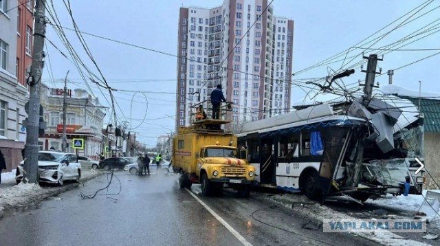 Число пострадавших в ДТП с переполненным троллейбусом в Энгельсе увеличилось до 9
