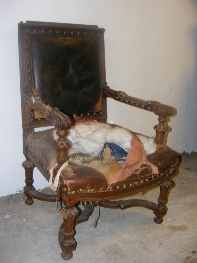В старом стуле реставратор нашел клад 50 000р.