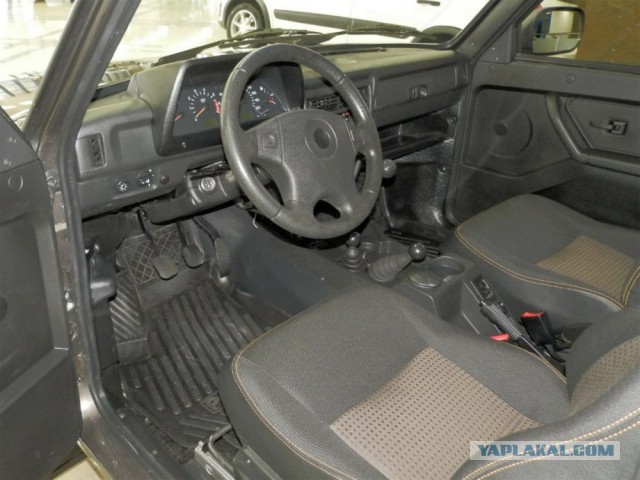Красивые девушки и новая Lada Urban