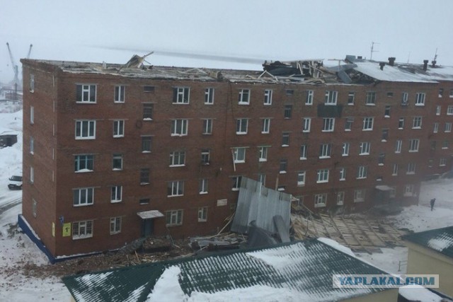 В Красноярском крае сильный ветер сорвал крышу с пятиэтажки