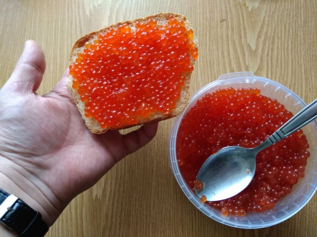 Икорочки кому?