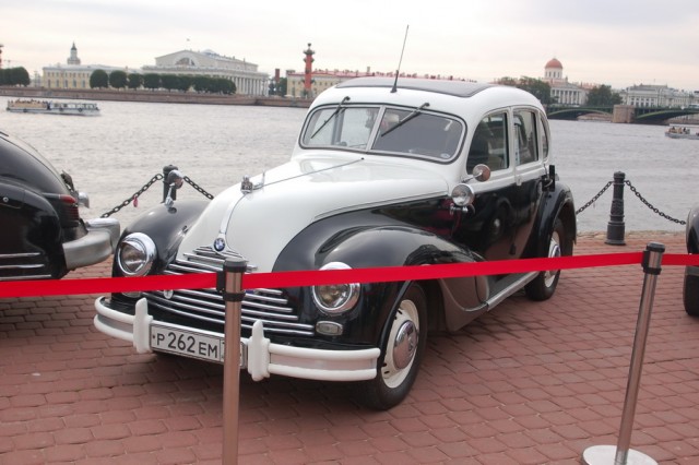 Авто Вернисаж на Неве.