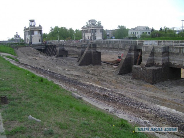 На дне. Когда в канале нет воды (Тушино - между 7 и 8 шлюзами)