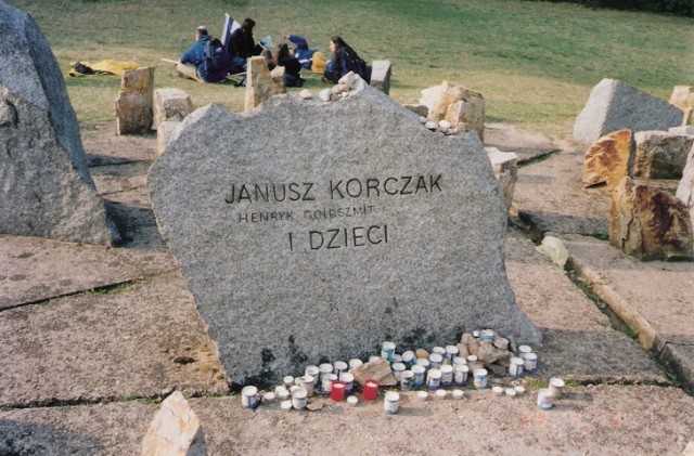 История польского педагога, который добровольно вошел в газовую камеру вслед за детьми
