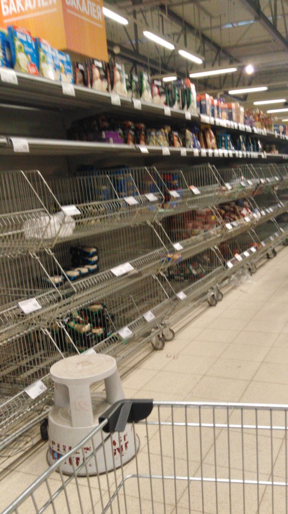Как выглядят магазины Европы на фоне пандемии коронавируса. Фоторепортаж