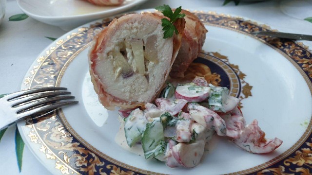 Куриное филе с голубым сыром с персиком и салатом