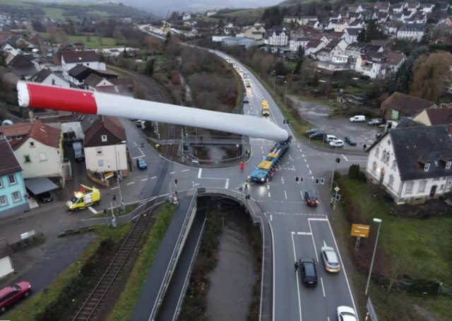 В Люксембурге грузовик перевёз по сложному маршруту 67-метровую лопасть ветрогенератора