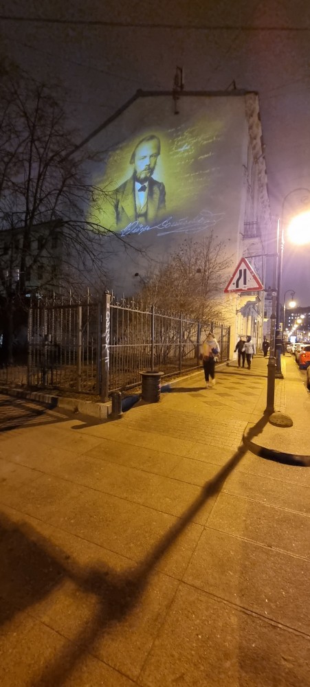 В Петербурге закрасили портрет Достоевского у музея-квартиры писателя. Второй раз