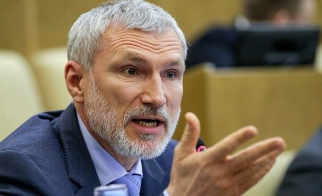 Депутат Госдумы Алексей Журавлев призвал "вышвырнуть" из России детей-мигрантов и их родителей за неуважение к законам РФ.