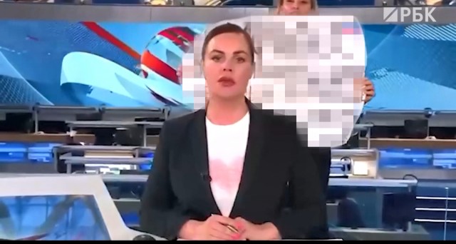 На бывшую журналистку Первого канала Марину Овсянникову, которая вышла с антивоенным плакатом в прямой эфир, возбудили ещё одно административное дело.