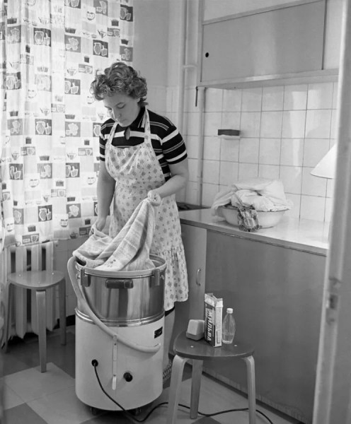 Стирка в машинке «Рига» в московской квартире, 1963