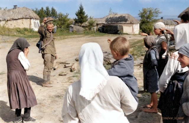 Сержант С.И. Трифонов прощается с родными в селе Казацкое. 1943 г. Колоризация