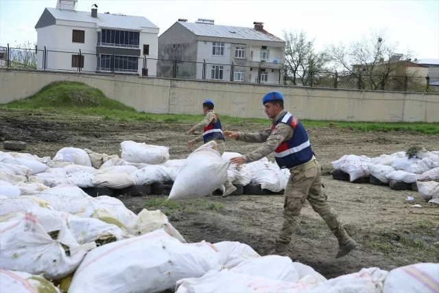 В Турции 25 тысяч человек случайно "накурились", когда полиция показательно сжигала 20 тысяч тонн марихуаны