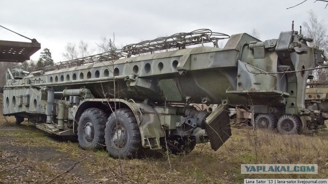 Вечный ремонт. Заброшенная военная техника.