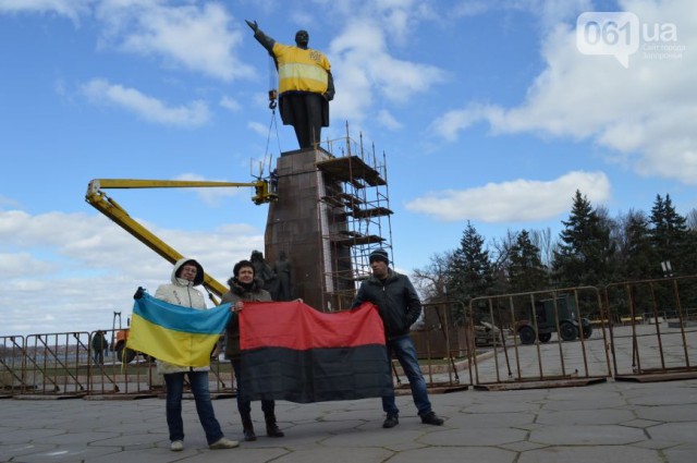 Демонтаж памятника Ленину в Запорожье