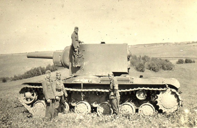«Тяжелый штурмовой танк КВ-2»