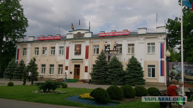 На здании белореченской администрации повесили портрет Сталина