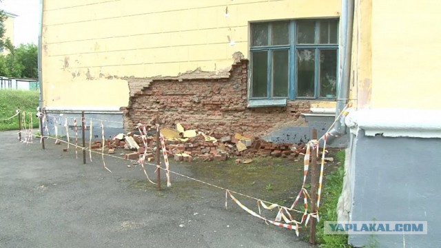 В поселке Чаинка Купинского района Новосибирской области рухнула стена школы после того, как в ней попытались поменять окна