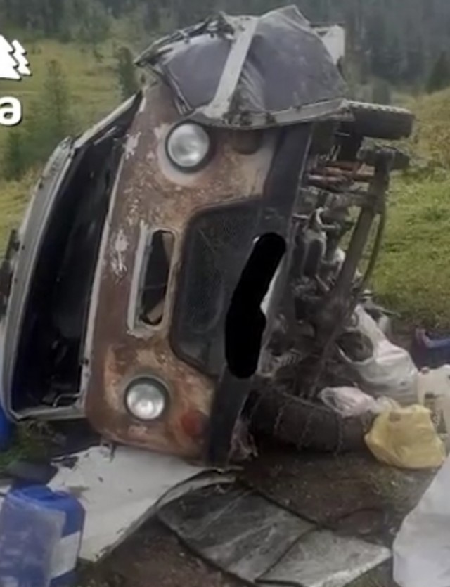 На Алтае УАЗ на всей скорости сорвался с подъёма в гору — пассажир успел выпрыгнуть, водителя госпитализировали.