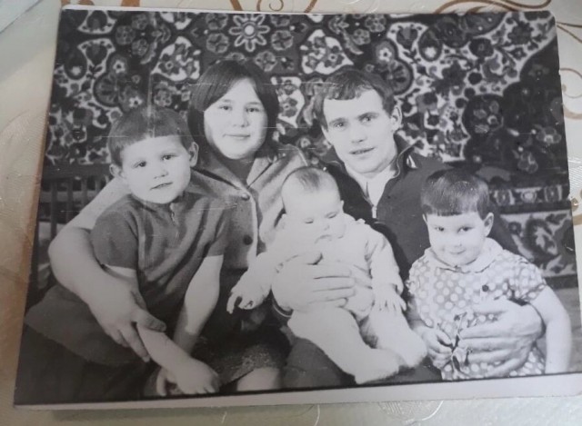 «Ее не брошу». 19 лет муж живет с двумя женами — парализованной и здоровой