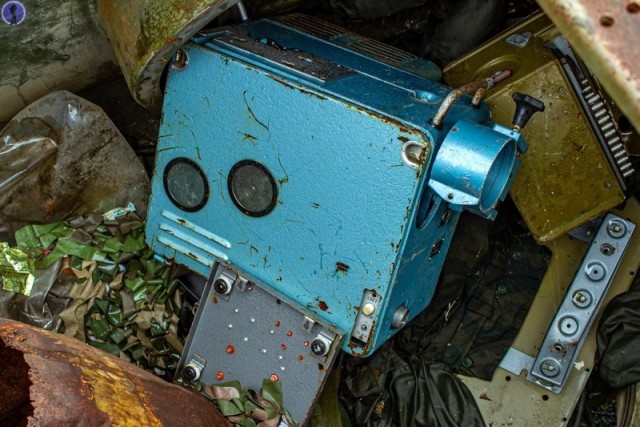 Заброшенные в лесу БТР-ы связистов с дорогими платами внутри