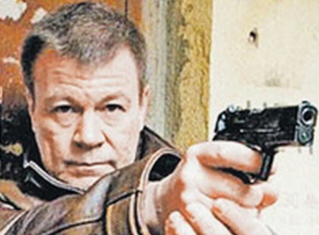 66-летний поклонник годами преследовал молодую 31-летнюю учительницу, а потом подал на неё в суд