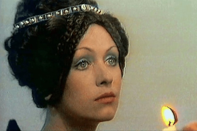 «Умчала в Дубай, крутит с миллионерами, покрасила волосы в розовый цвет» как в свои 77 лет живет «веселая вдова» Караченцева