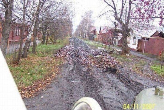 Дорога из АК-47 (4 фото)