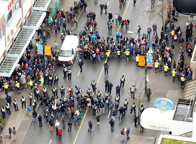 Протесты в Ванкувере - они против Олимпиады!