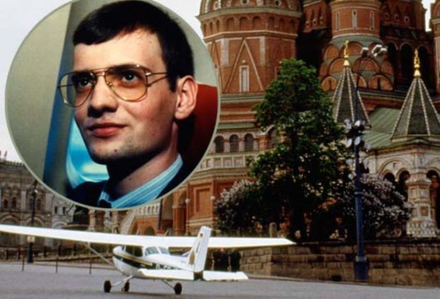 Миссия мира: как пилот-любитель посадил самолет на Красной площади, и что с ним случилось после этого