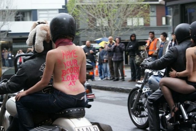 Новозеландский парад "Boobs on Bikes" (18+)