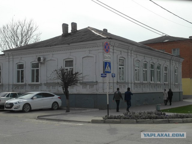 Холивар про "культурный слой" и "закопанные дома".