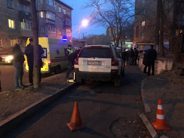 ДТП во Владивостоке. Водитель Вольво сбил семью с ребенком на тротуаре