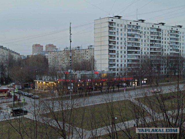 Давайте фото у кого какой вид из окна на оживленные улицы городов в настоящий момент