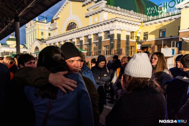 Четвертый месяц получают по 180 тысяч рублей в месяц, лёжа на кроватях