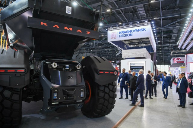 «КАМАЗ» представил на «Иннопром. Казахстан» бескабинный беспилотный самосвал КАМАЗ-6559 (Юпитер-30)