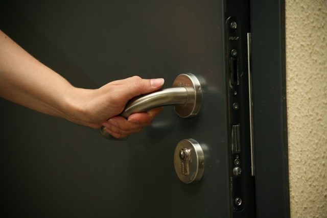 В Москве спасатели приехали вскрывать захлопнувшуюся дверь, но случайно закрылись сами