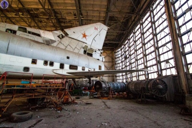 Заброшенный дальний ракетоносец Ту-22М3, забытый в бывшем ремонтном цехе