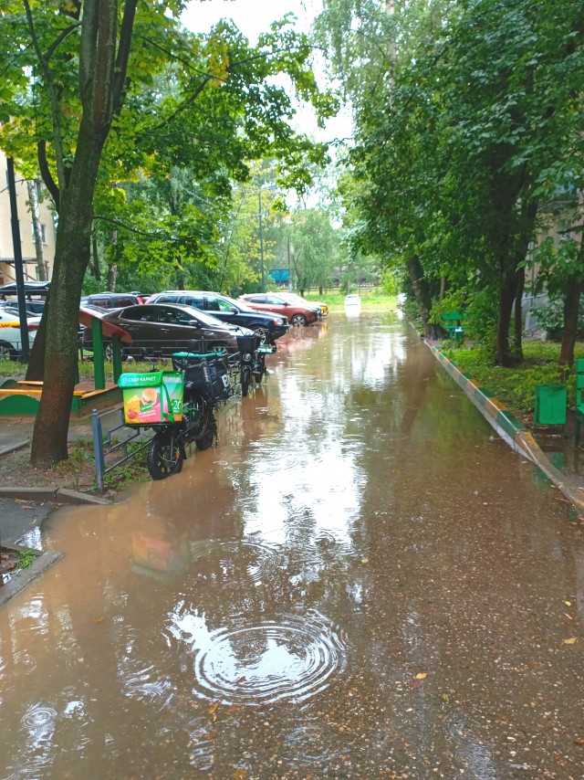 Вода поднялась уже почти до потолка в переходе на станции «Павшино» в Подмосковье