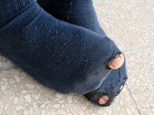 За каждым успешным мужчиной стоит умная женщина.