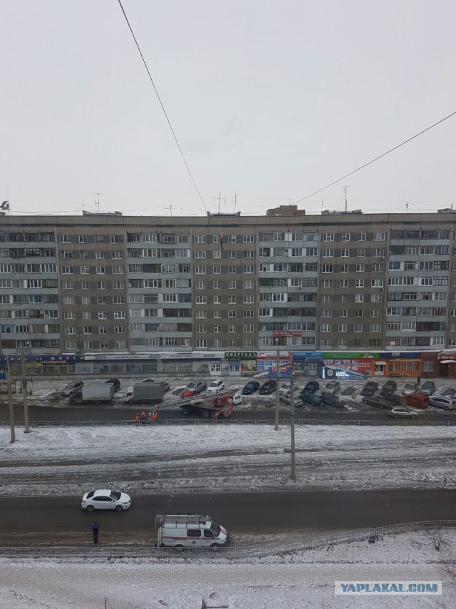 В Курске разбился мужчина, переходивший по проводам с одного дома на другой