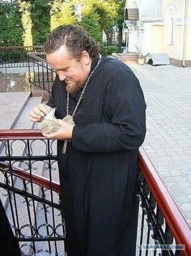 Священник смешной