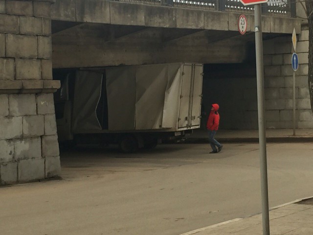 В петербургский мост с надписью «Газель» не проедет» врезалась уже 16-я «Газель»