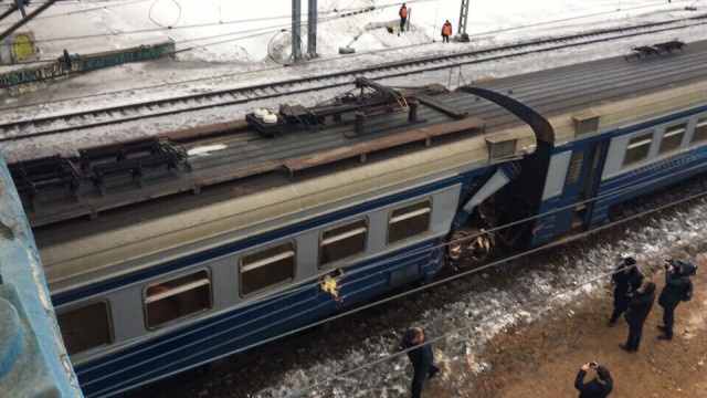 Экскаватор упал с моста на поезд между станциями Яуза и Маленковская