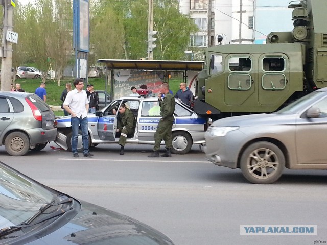 Ехали на парад, сильно торопились - и догнали